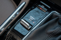 ドライブモードセレクターには「AUTO」「SNOW」「SAND／MUD」の3種類のモードを用意。選択されたモードに応じて、スロットルやシフト、トランスファーケース、トラクションコントロールなど、12項の制御が切り替わる。