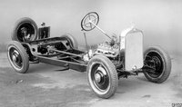「メルセデス・ベンツ170」のランニングシャシー。同車は世界で初めて四輪独立懸架を採用した量販モデルだった。