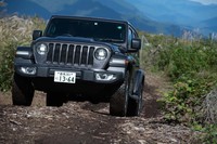 「ラングラー」はフレームシャシーに前後リジッドアクスルを持つ“正統派”オフローダーだ。最低地上高は200mm。