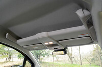 インテリアでは収納関係の見直しも大きなポイント。前席上部のオーバーヘッドシェルフは容量が拡大した一方、後席上部の天井収納は廃止となった。（写真：向後一宏）