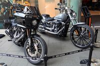 2025年モデルの「ハーレーダビッドソン・ローライダーST」（写真左）と「ブレイクアウト」（同右）。