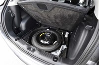 エントリーグレードの「スポーツ」を除き、荷室のフロア下にはスペアタイヤがおさまる。