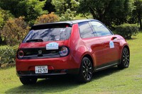 リアセクションもフロントから移設したかのような丸目2灯デザインだ。フロントともどもウインカーは円形に点滅する。