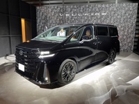 先代モデルでは人気が「アルファード」に偏っていたため、新型「ヴェルファイア」（写真）はより走りに振ったキャラクターで再起を図る。