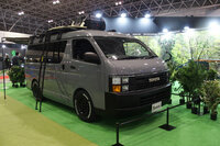 人気のモデルだけに、「トヨタ・ハイエース」はカスタマイズパーツも非常に豊富。写真は2022年の東京オートサロンに展示された、“3代目ハイエース スーパーカスタム顔”の現行型ハイエース。