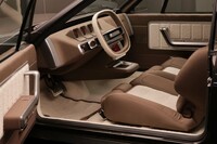 「R17コンセプト」のインテリア。カバの目のようにダッシュボートから独立したメーターも、オリジナルの意匠を参考にしている。