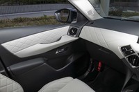 助手席前方のパネルからドアの内張りまで、ダイヤ形のステッチで飾られる。