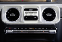 エンジン車で前後とセンターのデフロックスイッチが並んでいるところが「Gターン」「Gステアリング」「ローレンジ」に変わっている（エンジン車のローレンジスイッチは別の場所にある）。