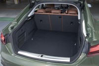 ラゲッジスペースの容量は後席使用時で465リッター。床面長は1078mm、最大開口幅は1000mmにも達する。