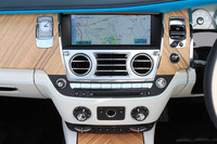 「ドーン」のセンタークラスターの様子。イグニッションをオンにすると木目のフタが開き、インフォテインメントシステムのモニターが現れる。