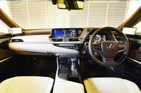 室内前方の装備類は、ドライバーの姿勢や視線の変化が極力抑えられるようレイアウトされている。