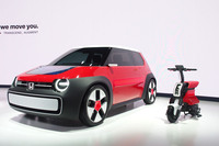 ホンダがジャパンモビリティショー2023で発表した「サステナ・シー コンセプト」（写真左）と「ポケット コンセプト」（写真右）。かつての「ホンダ・シティ」と「モトコンポ」を想起させる新たな電動モビリティーとして注目された。