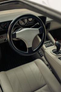 本文で触れた「カウンタック25thアニバーサリー」のコックピット。機械的な操作感はもちろん、表皮などの触感まで、まるで新車のような仕上がりだ。