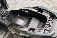 シート下の荷室容量は27リッター。フルフェイスヘルメットがひとつ収納できる。フロントには、アクセサリーソケット付きのインナーボックス（容量2リッター）も。