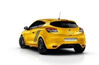 2リッター直ターボエンジンは275ps/5500rpm、36.7kgm/3000-5000rpmを発生する。