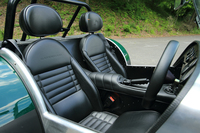 乗車スペースは極めてタイト。ドライバーはサイドシルとセンターコンソールに手をついて乗り込み、ダッシュボードの下に足を差し込みながら腰を下ろさなければいけない。
    