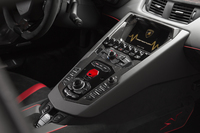 スロープ状のセンターコンソールには、窓の開閉ノブから走行モードの選択ボタンまで、30個程のスイッチ類が並ぶ。中央の赤いボタンは、エンジンの始動スイッチ。
    