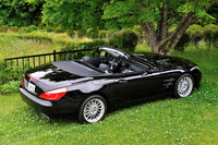 アルミ製ボディーシェルの重量は254kg。スチールで製造した場合と比較して110kgも軽いという。すべてを含めた車重では、先代型と比べて「SL350」で140kg、「SL550」では125kg軽量化できた。