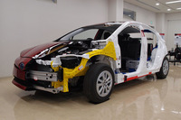 試乗会場に置かれた、新型「プリウス」のカットモデル。新開発の骨格や構造用接着剤の採用により、ボディーのねじり剛性は先代より約60％向上した。