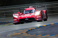 日産が最高峰クラスに送り込んだ「GT-R LM NISMO」。レーシングカーとしては珍しいFFの駆動方式が採用されている。
    