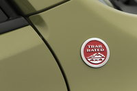 「トレイルホーク」のフロントフェンダーパネルに貼られた「TRAIL RATED」のバッジ。