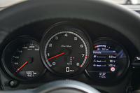 メーターは、回転計を中央に据える3連式。一番右側は液晶のマルチインフォメーションディスプレイとなる。写真は「マカン ターボ」のもの。
    