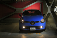 ボディーカラーは「ルージュ フラム メタリック」「ブラン グラシエ」「ブルー ドゥ フランス」など全5色。1.2リッター車に設定のある「ジョン エクレール」「マロン アルダン メタリック」の2色は、0.9リッター車では選べない。