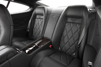 リアシートも、丹念に作り込まれている。
