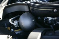 エンジンルームの隅に見えるのが、サスペンションメンバーのスフィア。中には窒素ガスと鉱物油が入っている。