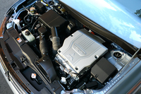 パワーユニットは2リッター直4エンジンと2基のモーターの組み合わせ。エンジンは基本的に充電用だが、高速巡航時にはクラッチを介して動力軸につながり、走行を担う。