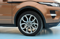 タイヤサイズはシリーズ中一番立派な245/45R20。試乗車には「スタイル7」と呼ばれるオプションのアルミホイールが装着されていた。