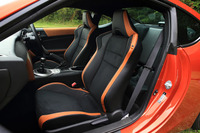 「GT“リミテッド”」のシート。表皮には本革と、パーフォレーション加工を施したアルカンターラが使われている。