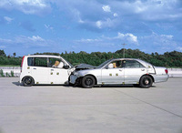 1.4トンクラスのセダンとムーヴ、双方50km/hの衝突実験。
    
    