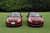 従来型（写真左）と並べると違いがよくわかる。新型（写真右）のデザインはU字モチーフが特徴。重量感のある力強い印象になった。