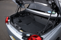 「コペン」のトランクルーム。2分割式のハードトップは、オープン時にはここに収納される。（写真をクリックすると、オープン時の荷室の様子が見られます）