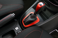 3つの走行モードが選べる「ルーテシアR.S.」。切り替えはシフトレバーの下に見える「R.S.ドライブ」ボタンで行う。