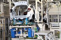 フロントとリアの足まわりを組み付ける「マルチサスペンションマウント工程」。車体が浮かないように下に引っ張りながら、下から差し入れるようにして足まわりが組み付けられる。