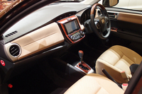 新型セダン「ミツオカ・リューギ」がデビューの画像