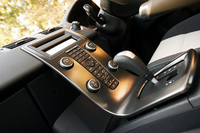 いまやボルボの特徴となった“浮いてるセンターコンソール”（「フリーフローティングセンタースタック」）も専用デザイン。