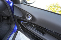 これまでのMINIシリーズではパワーウィンドウスイッチはセンターコンソールに設けられていたが、「ペースマン」ではドアに備わる。