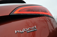 【スペック】Q5ハイブリッド クワトロ：全長×全幅×全高＝4630×1900×1630mm／ホイールベース＝2810mm／車重＝1910kg／駆動方式＝4WD／2リッター直4DOHC16バルブターボ（211ps/4300-6000rpm、35.7kgm/1500-4200rpm）＋交流同期電動機（54ps、21.4kgm）／燃費＝12.5km/リッター（JC08モード）／価格＝715万円（テスト車＝789万円／電動パノラマサンルーフ＝24万円／オートマチックテールゲート＝9万円／バング＆オルフセン サウンドシステム＝15万円／レザーパッケージ＝35万円 ） 
    