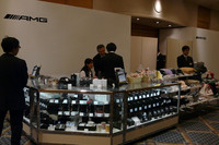 AMG純正グッズの販売コーナーも。