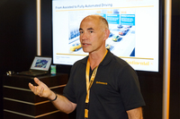 自動運転のブースでは担当エンジニアがその段階的な実現について説明。それには各国の法整備が不可欠だ。