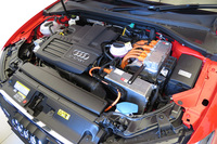 エンジンには最高出力150psを発生する1.4リッター直4ターボを採用。モーターは6段デュアルクラッチ式ATの中に搭載される。