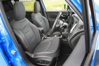 「リミテッド」のフロントシート。電動調整機構やシートヒーターが標準で備わる。