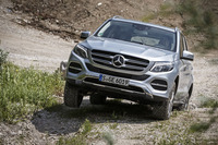 オフロードセクションを行く「GLE350d 4MATIC」。