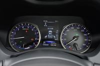 2眼式のアナログメーターは、左がエンジン回転計、右が速度計になっている。中央の液晶画面には、各種の車両情報や安全装備の警告などが表示される。
    