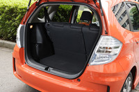 スポーティーグレードとはいえ、そこは「フィット」ファミリーの一員。広い荷室など、ユーティリティーの高さも自慢のひとつだ。後席は荷室側からも倒せる。