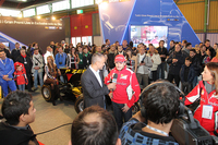 2012年ボローニャモーターショーの会場風景。衛星テレビが元F1ドライバー、ジャンカルロ・フィジケラをインタビューする。