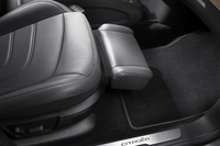 助手席電動カーフレスト（写真は欧州仕様車）